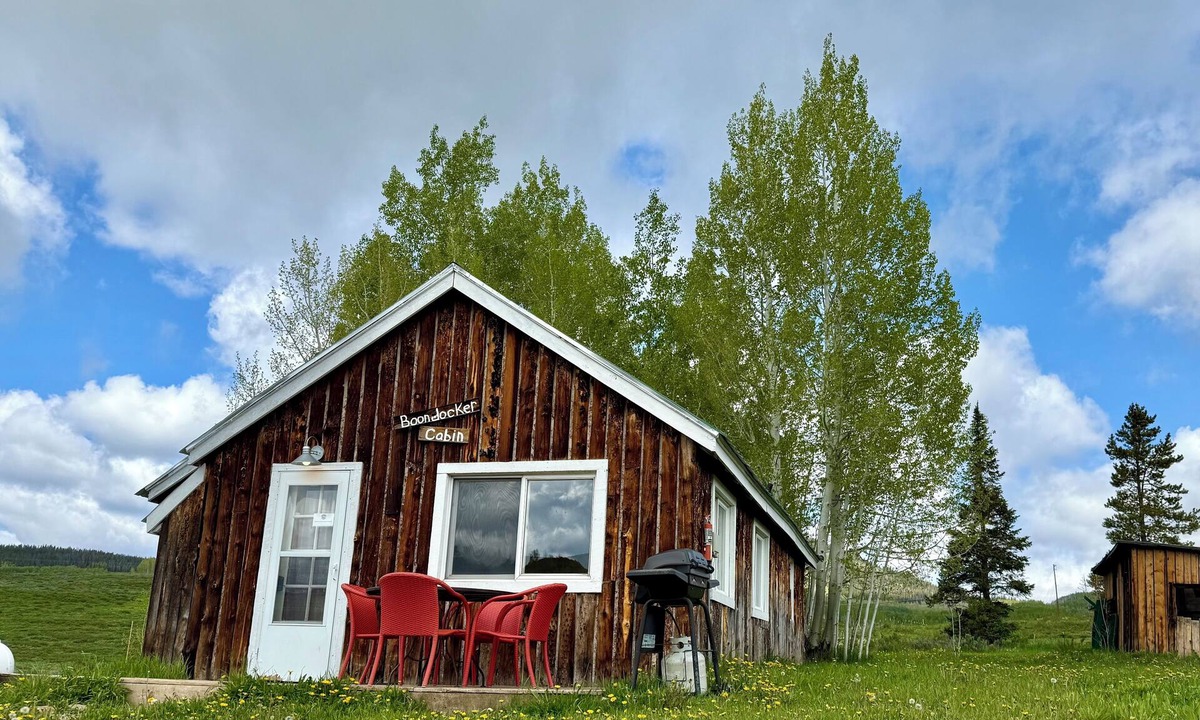 Lake Agnes Cabin | Cozy Cabin for 8 Near Steamboat with Hot Tub Access + Pet Friendly