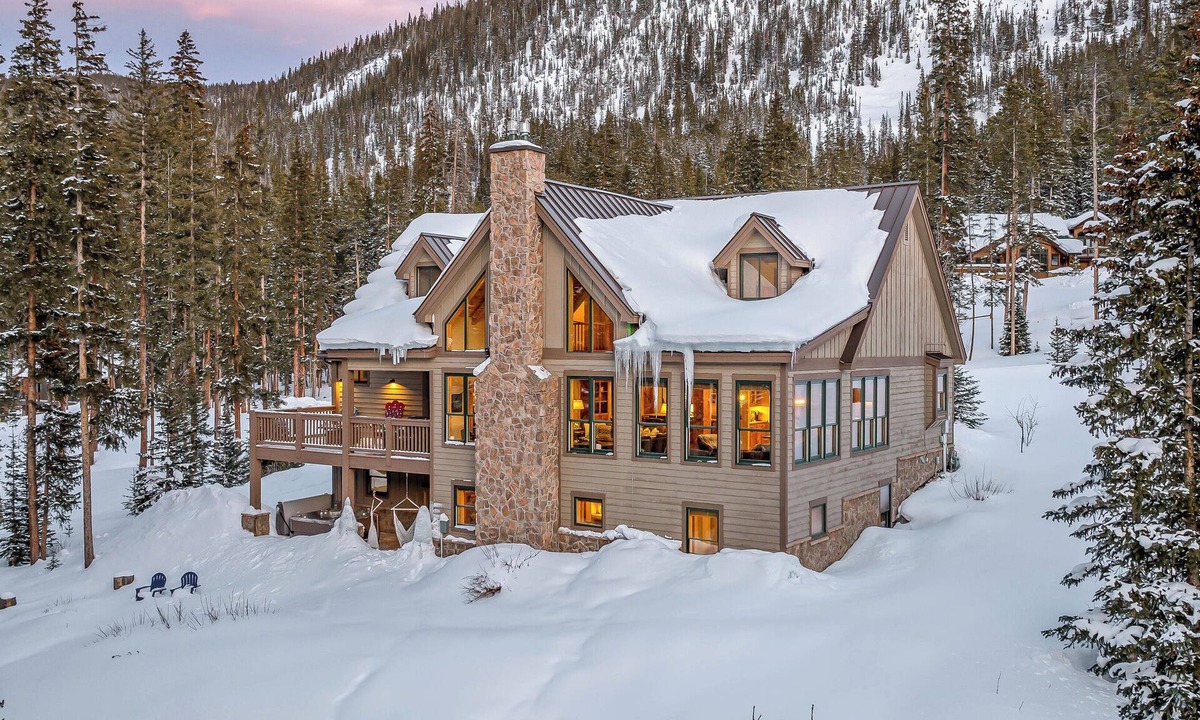 Blue River House | Cozy Cabin + Ski Shuttle | Starlit Pines Lodge
