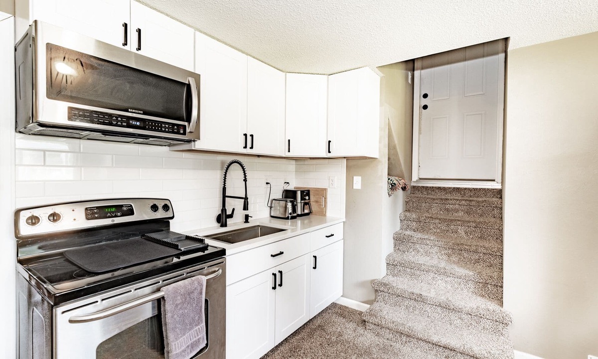 Village Seven House | Cozy Central Home w/Pikes Peak View & Fireplace. Hiking & Biking Galore!