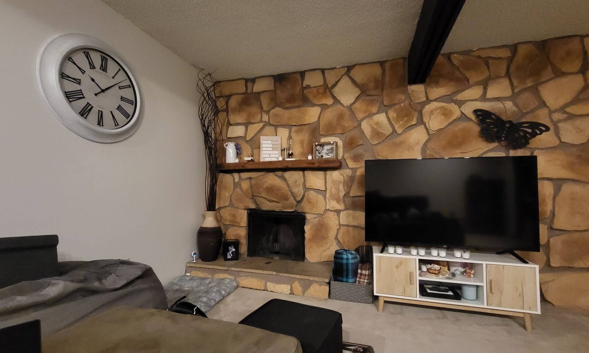 Merriman Valley Condo | Cozy condo 1 Room rental in Akron on border of Cuyahoga Falls