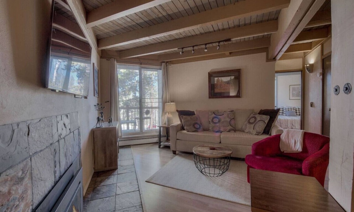 Wildernest Condo | Cozy Condo in Wildernest | Clubhouse Pool + Hot Tubs Free Bus Trails Nearby