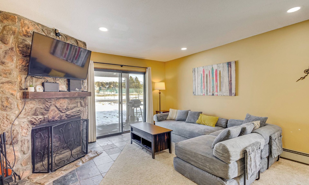Fraser Condo | Cozy Condo: Steps to Free Winter Park Shuttle!
