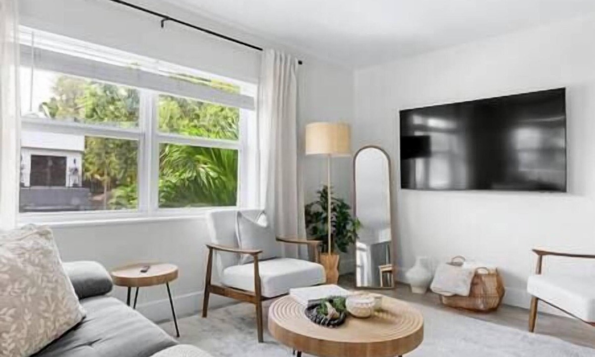Victoria Park Condo | Cozy corner condo, just renovated, pool views