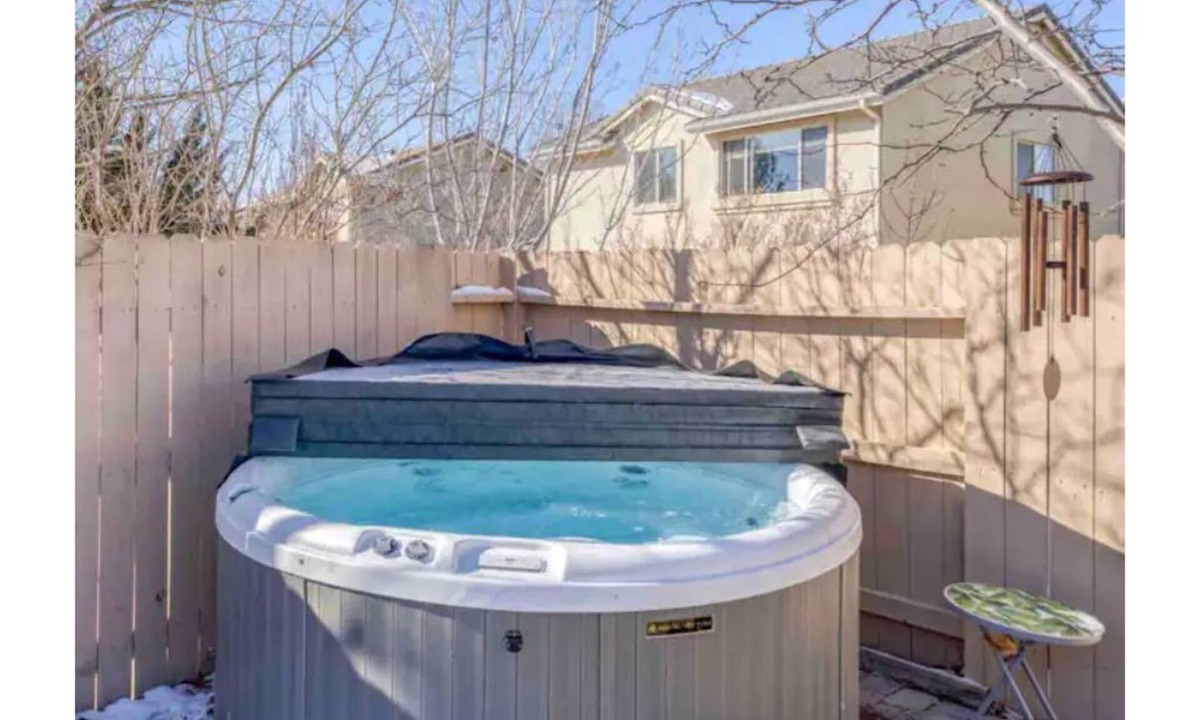 Reno Cottage | Cozy Cottage 12 Miles to Skiing - Hot tub!