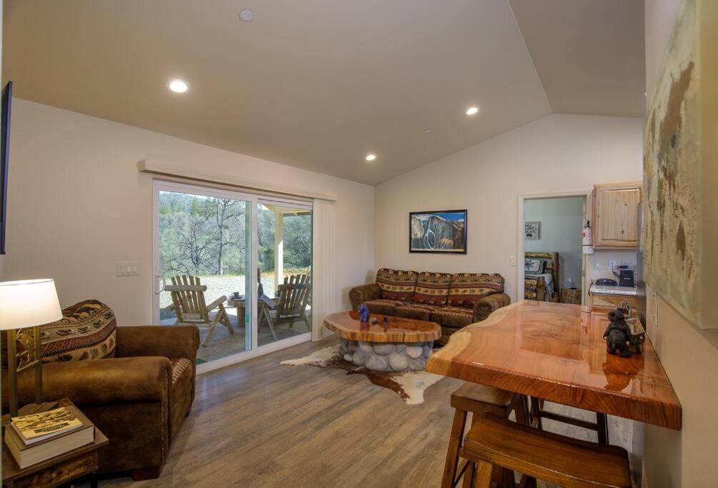 Mariposa House | Cozy Cub Cabin, brand new home near Yosemite