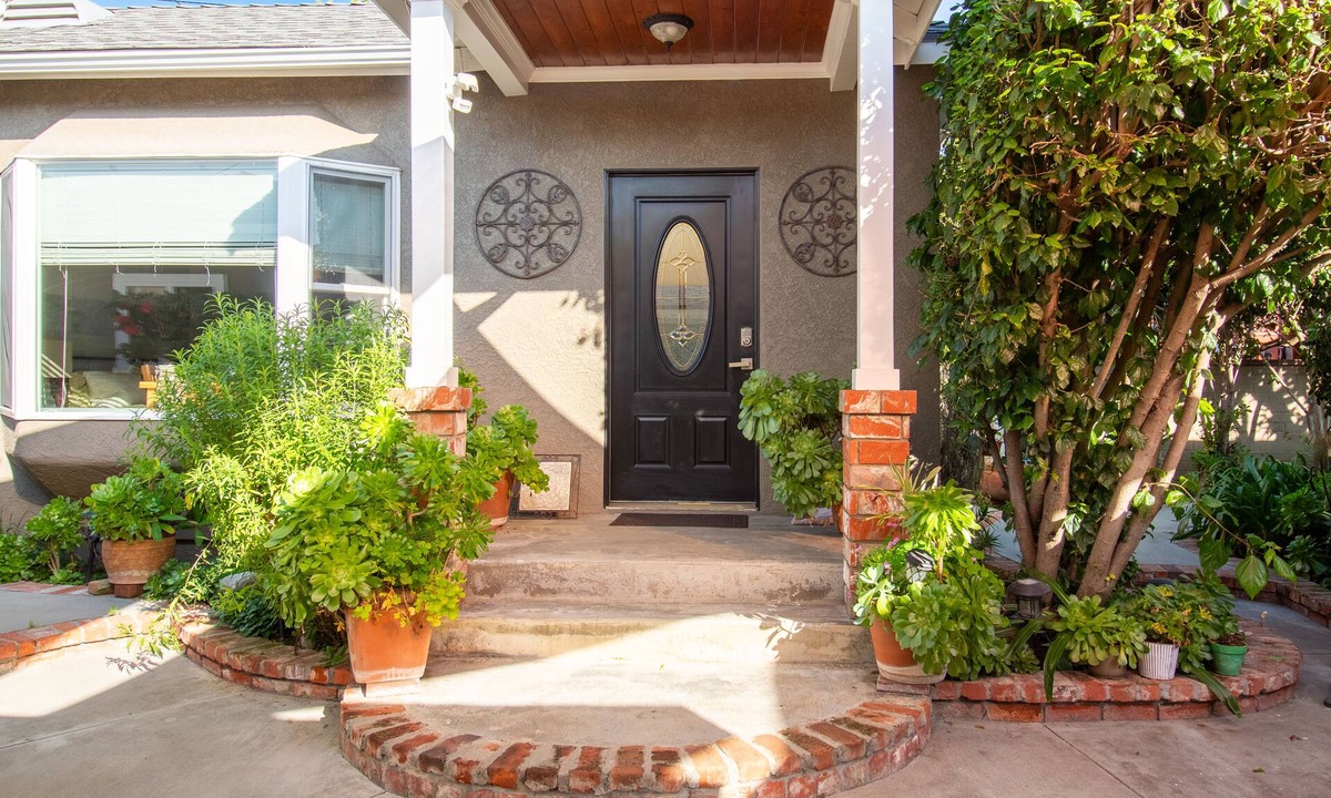 Whittier House | Cozy Guest House with Patio