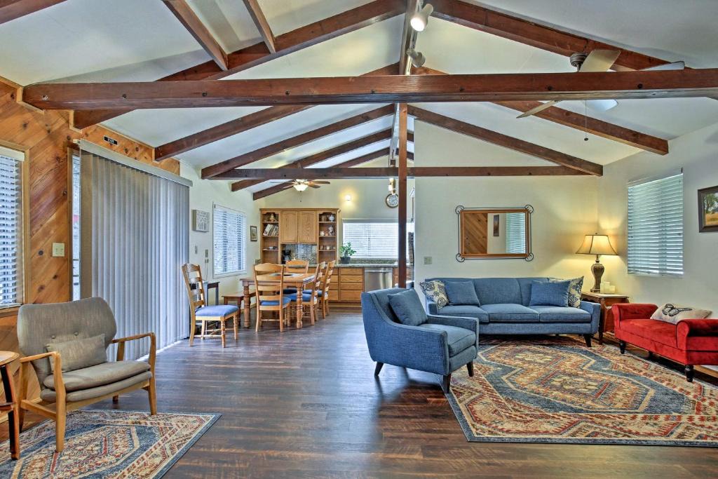 Mariposa House | Cozy Home w/Patio Near Yosemite National Park!