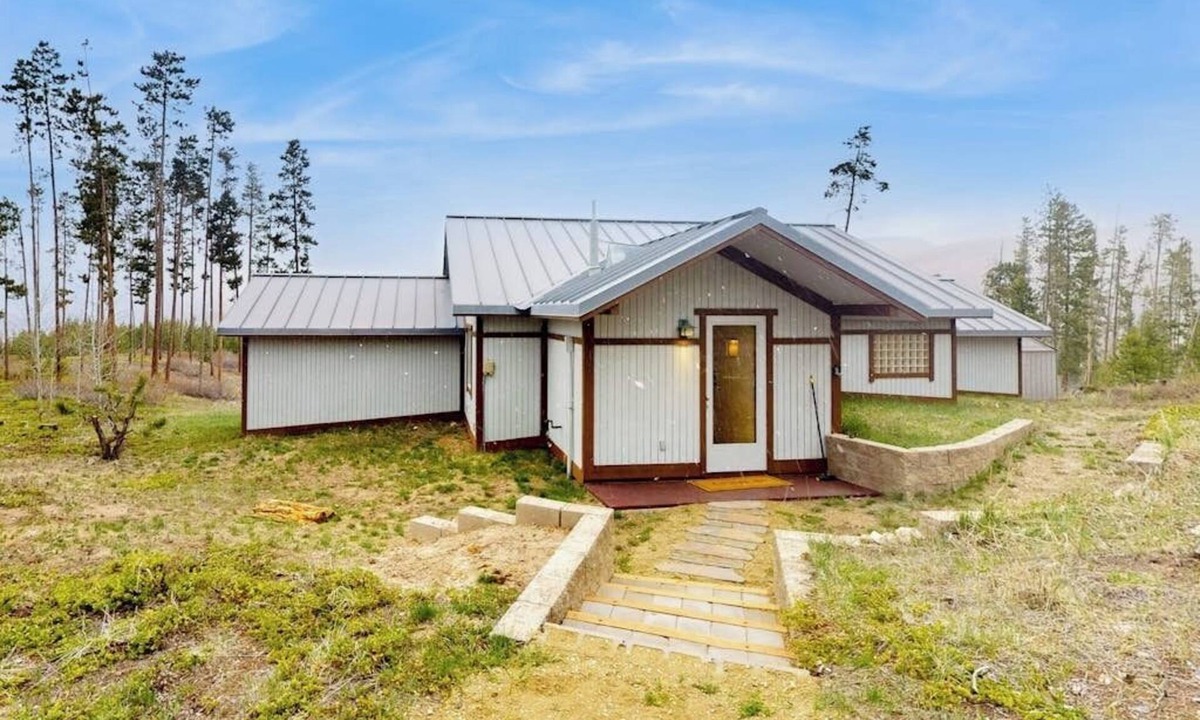 Grand Lake House | Cozy home with full kitchen, private patio & mountain views