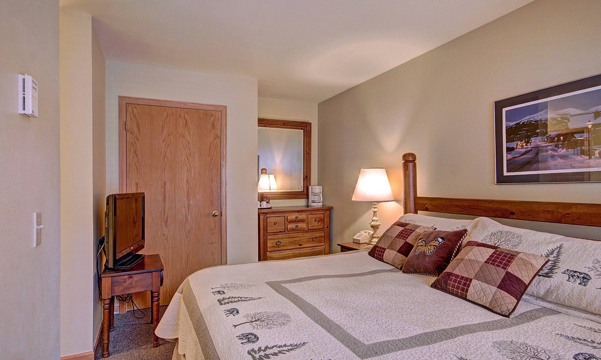 Historic District Hotel | Cozy Hotel Room with Queen-Sized Bed