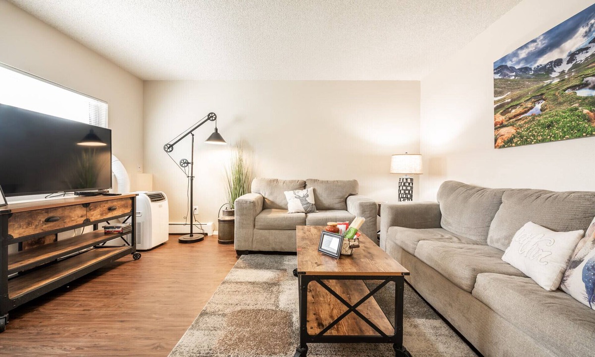 Rockrimmon Condo | ❤Cozy in the Springs! 2 BR, Kitchen. 4 Guests!❤