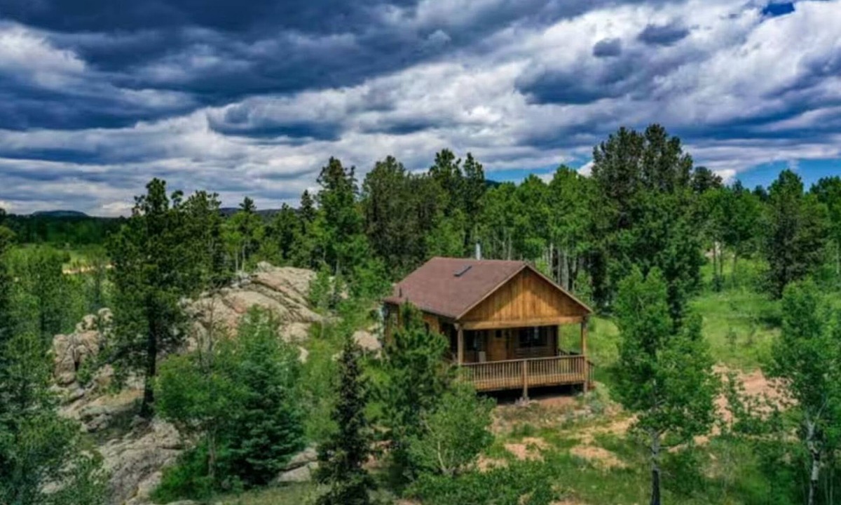 Victor Cabin | Cozy Modern Cabin Surrounded by Nature for a Peaceful Getaway in Cripple Creek, Colorado