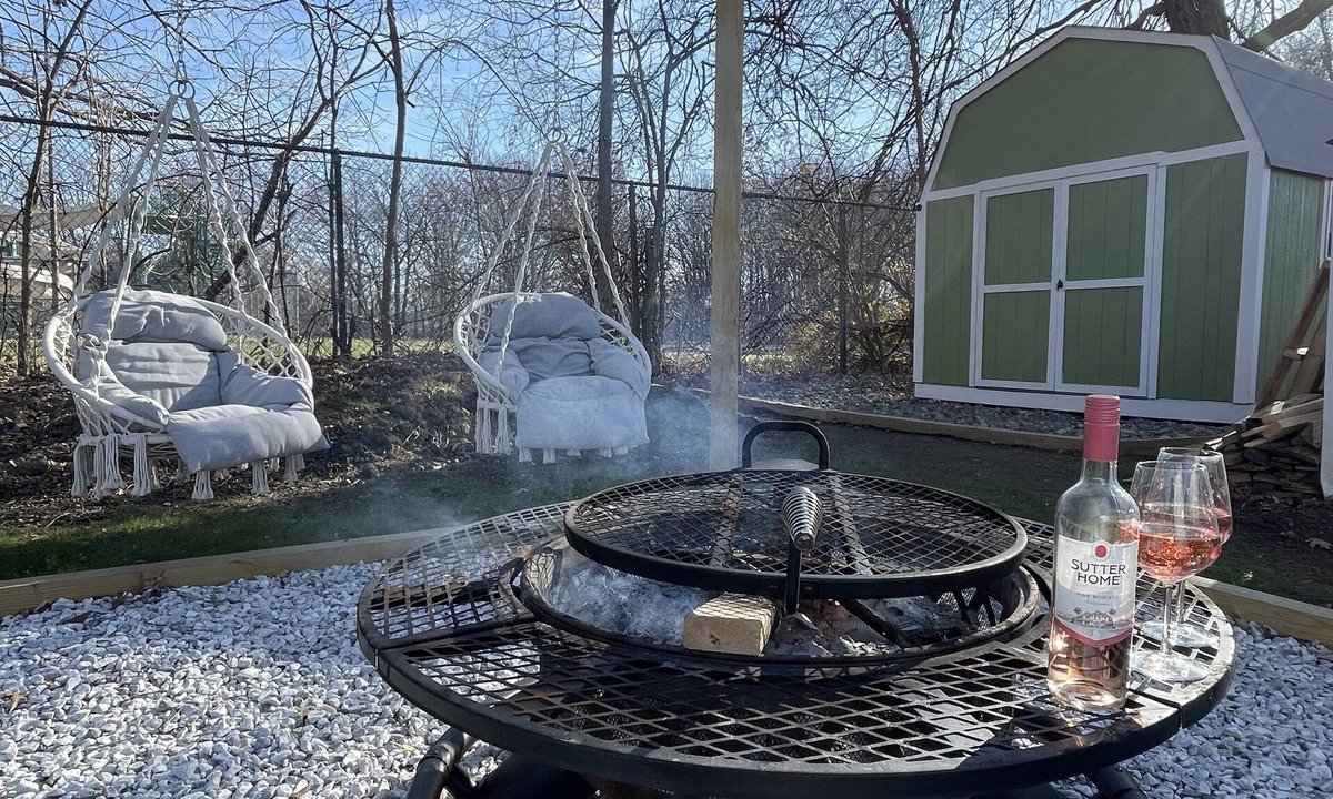 Eastlake Cottage | Cozy Mosaic Cottage minutes from Lake Erie!