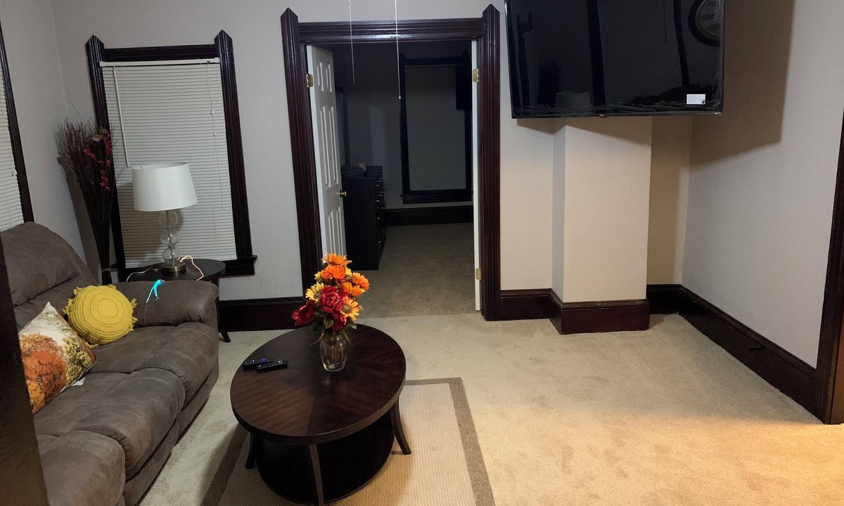 Tremont House | Cozy one bedroom with great access to downtown, and near by shopping!