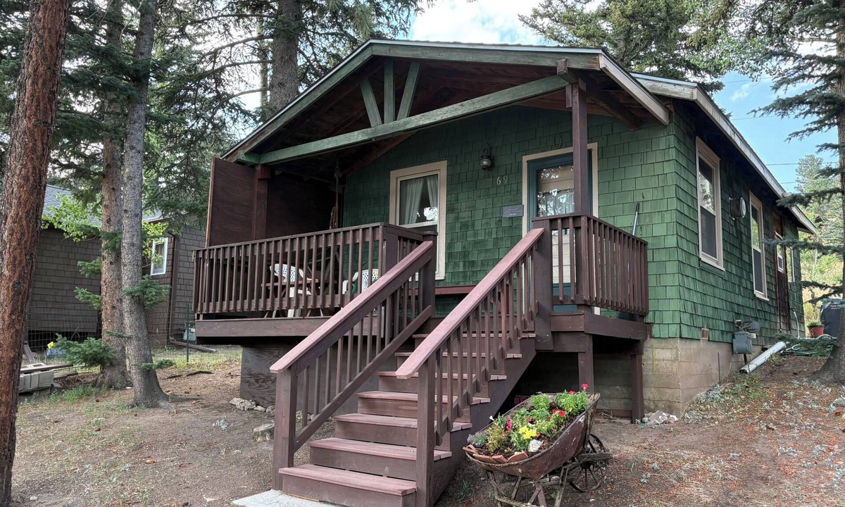 Nederland Cabin | Cozy & Quiet 1BD Cabin in Nederland ~ Walk to Downtown