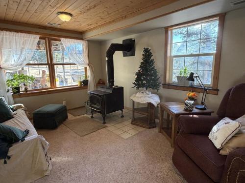 Woodland Park Apartment | Cozy Rustic Retreat on a Horse Ranch with Stunning Pikes Peak Views and Serenity Minutes from Downtown Woodland Park