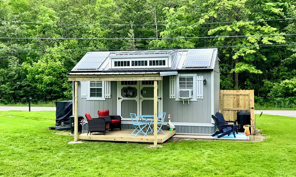 Geneva Cabin | Cozy Shed-Teau in Geneva + Firepit