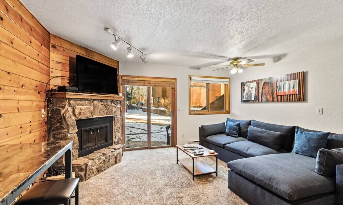 Steamboat Springs Condo | Cozy Winter Stay! Fireplace, hot tub and bus route