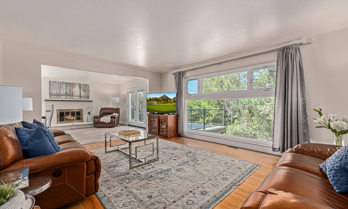 Goldsmith House | Creekside Getaway Near the City! 4 King beds and 2 queens!
