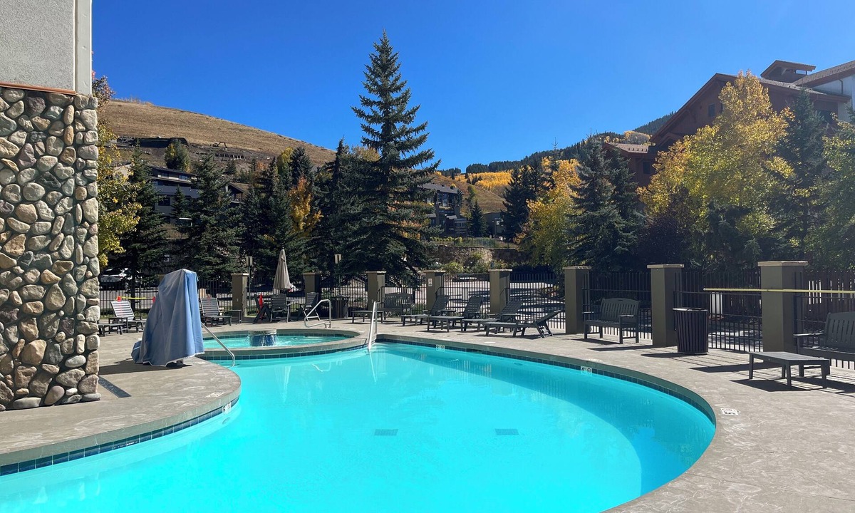 Mount Crested Butte Condo | Crested Butte Condo with King Bed, Outdoor Pool and Hot Tub