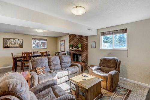 Central Colorado Springs House | Crestpoint Court Family Multi-Level Near UCCS & BBQ