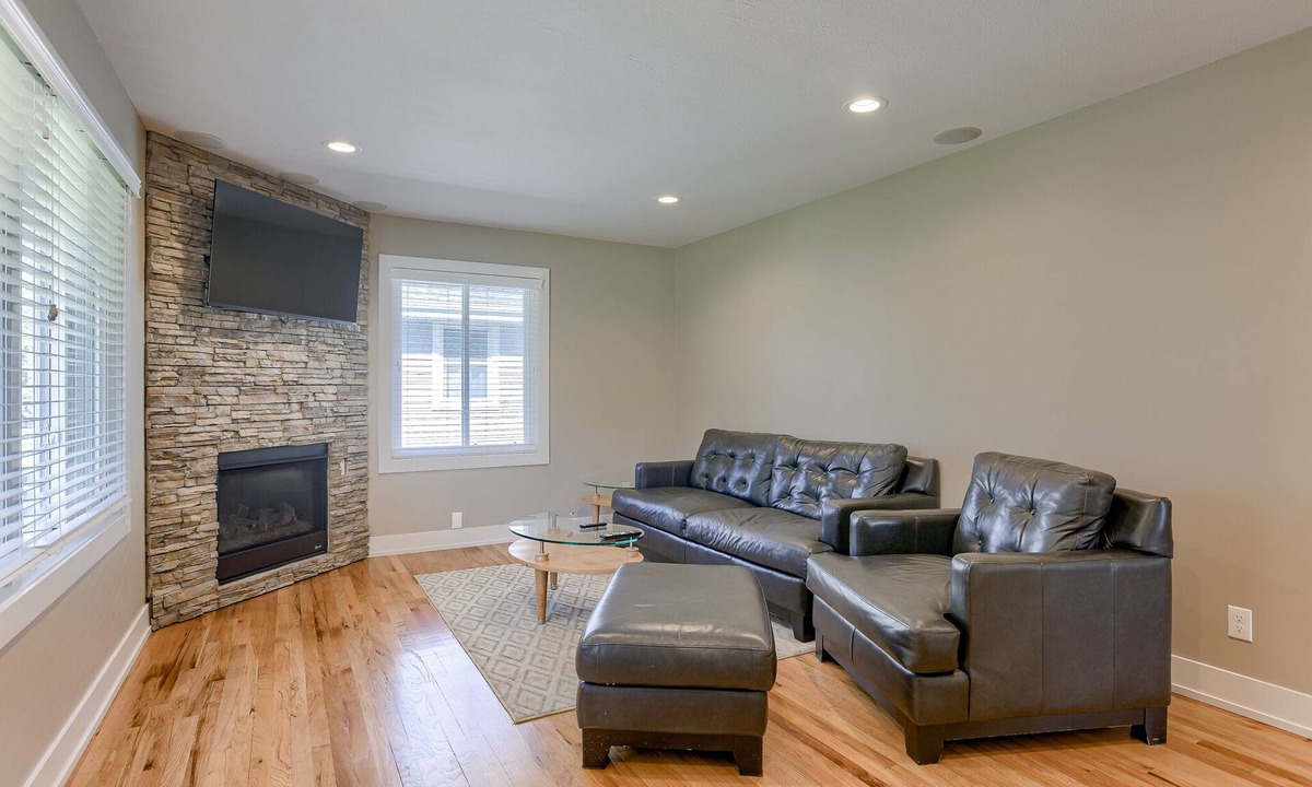 South Central Omaha House | CWS DATES AVAILABLE! BEST MIDTOWN CHARMER- MINS TO DOWNTOWN, UNMC, CWS, ZOO, CHI