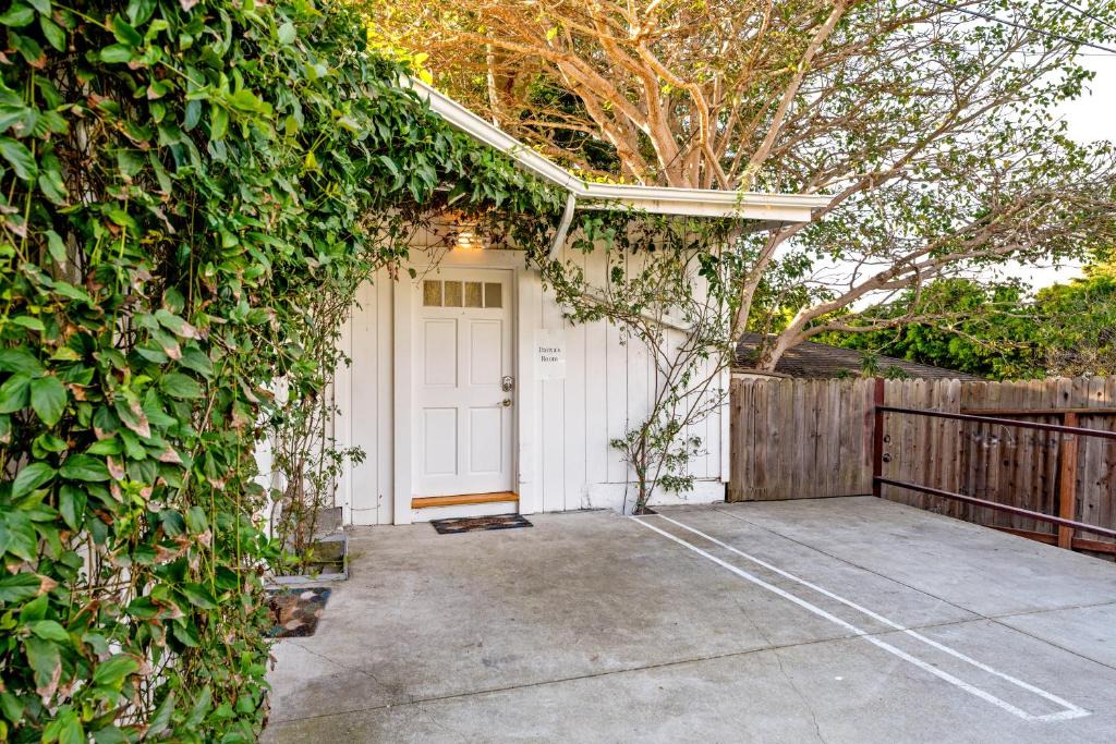 Santa Barbara House | Danya's Cottage Room | The Chosen Collection