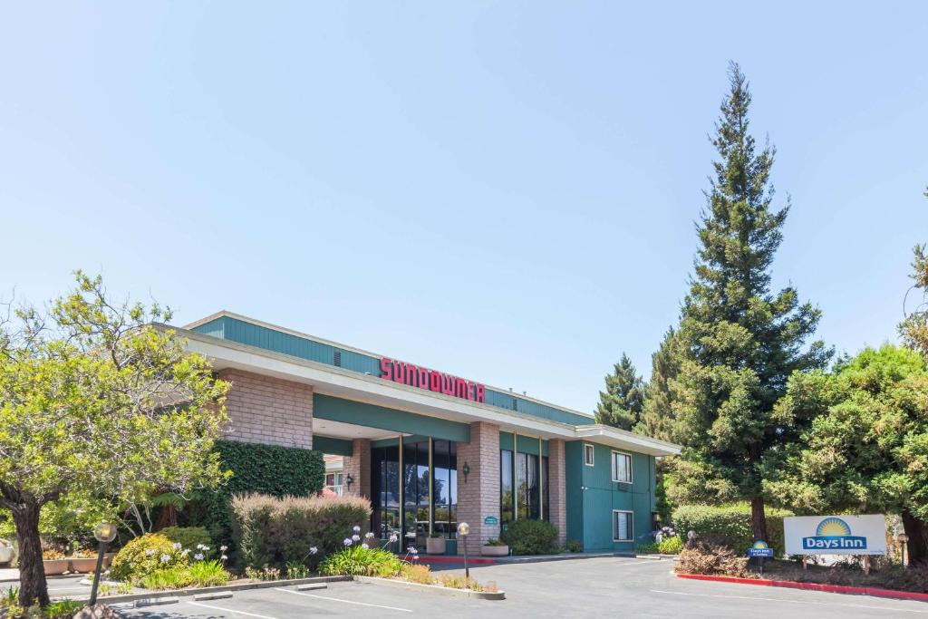 Sunnyvale Hotel | Days Inn & Suites by Wyndham Sunnyvale