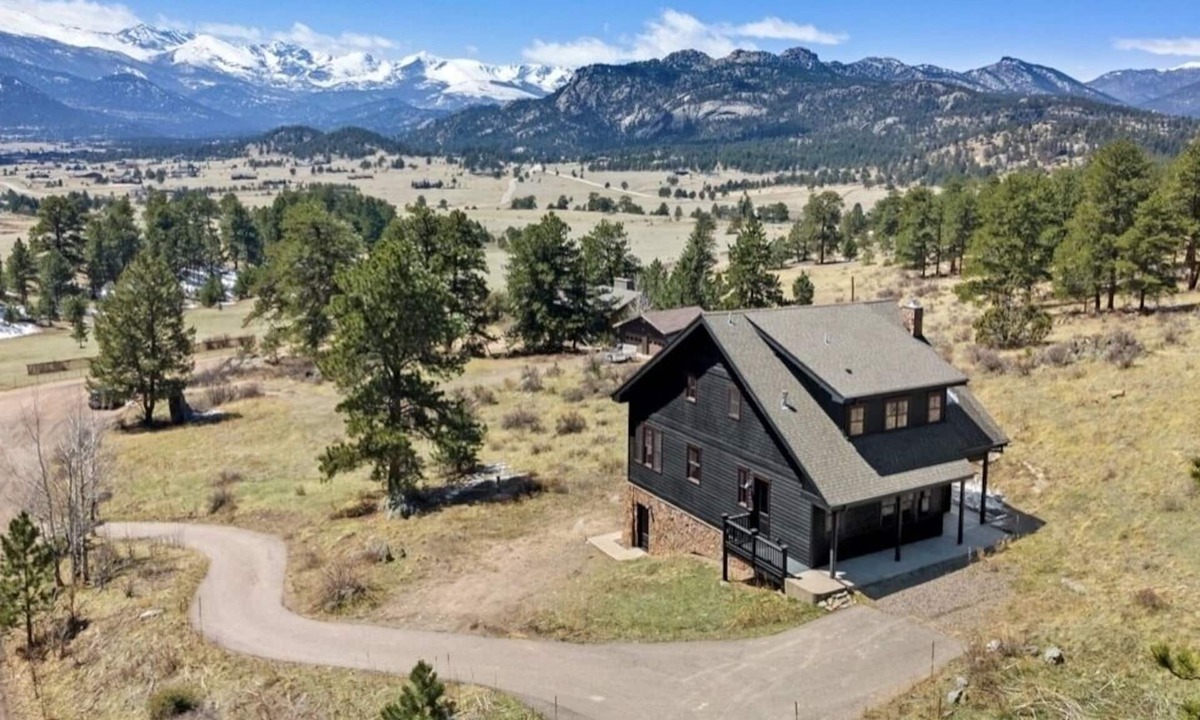 Estes Park House | December Sale! Spectacular Views of Long's Peak- 10 minutes to town-3 full bath