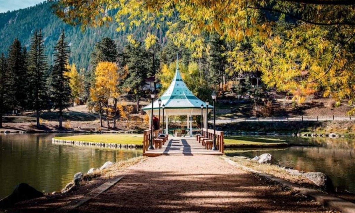 Green Mountain Falls Cabin | Decks+Views+Hot Tub+Fireplaces+Heart = A Cabin Beloved by All