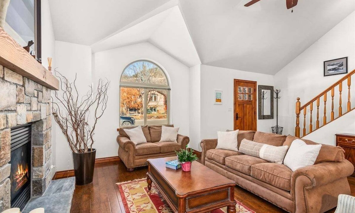 Carbondale House | Deer Run Vista | Mid-Valley, Sleeps 8, Lg Yard
