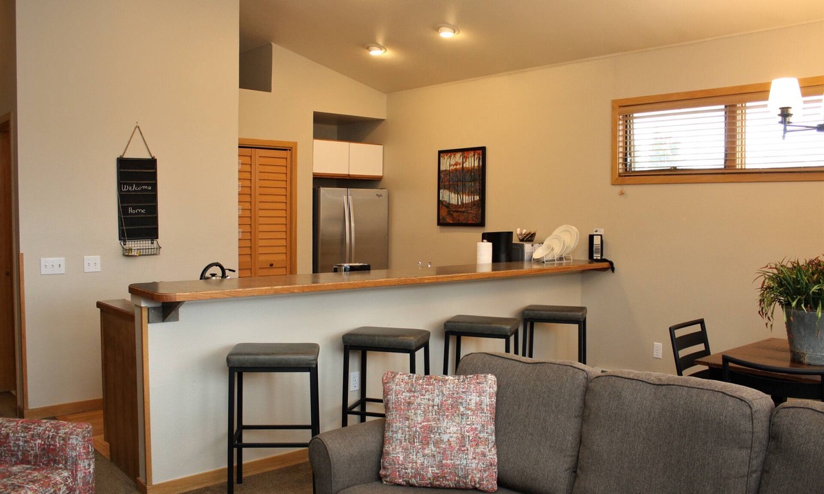 Baldy Mountain Condo | Deluxe One Bedroom Condo. AMAZING VIEWS. On bus route. Pet friendly.