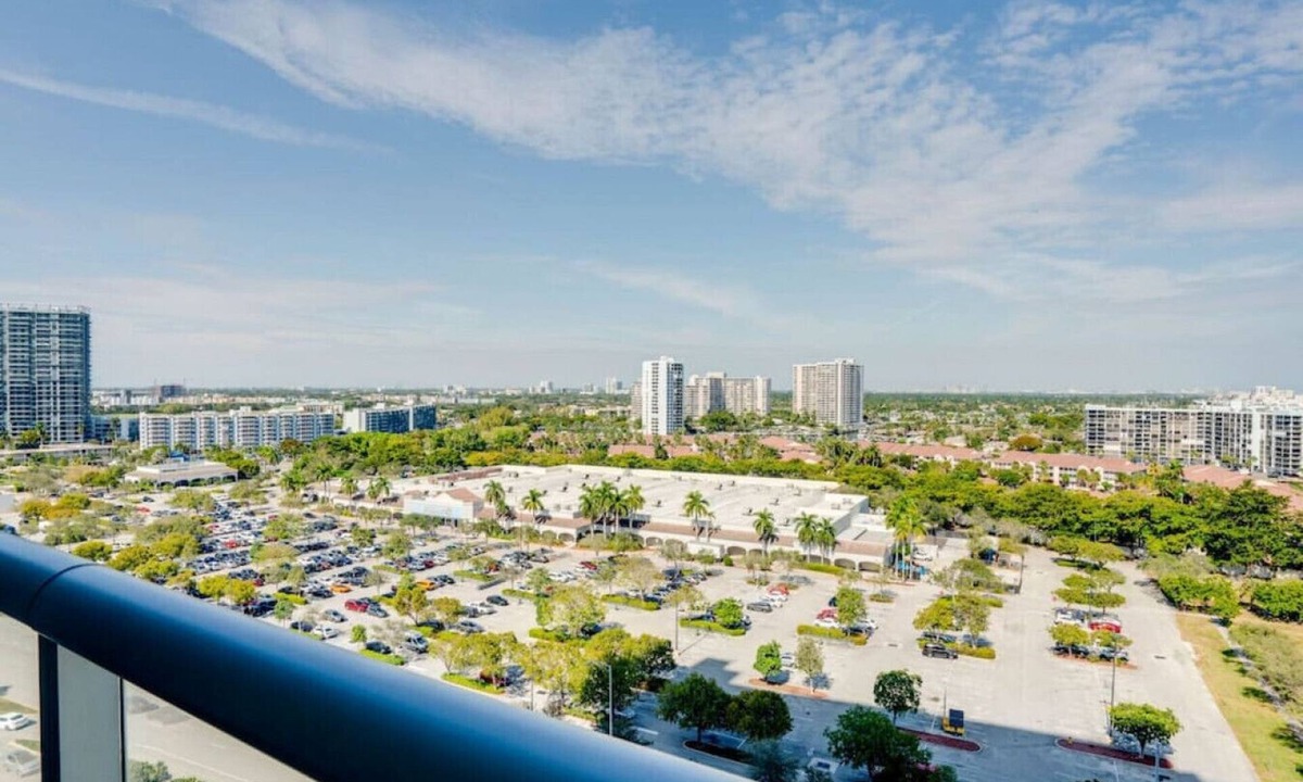 Hallandale Beach Condo | Deluxe Resort Studio w/Olympic Pool and Modern Gym