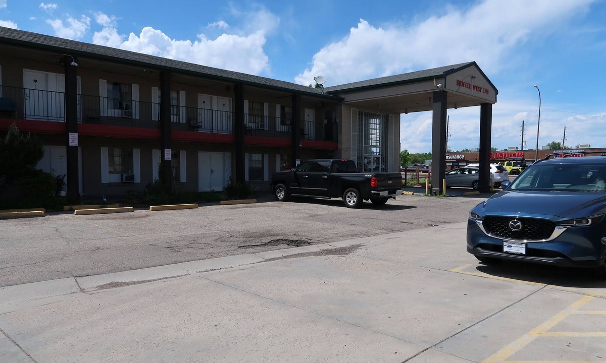 Lakewood Hotel | Denver West Inn