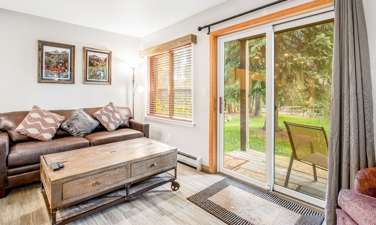 Four O'Clock Condo | Dog-Friendly Ski-In/Ski-Out Condo with Shared Hot Tub in Prime Location