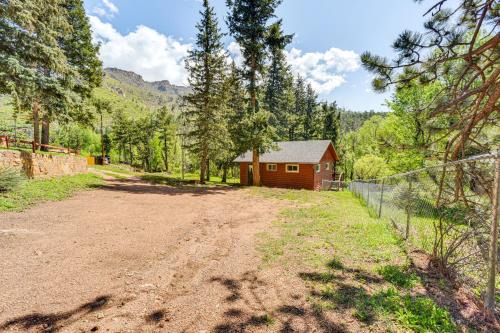 Cascade House | Dog Friendly: Cabin w/Yard & Mtn Views in Cascade