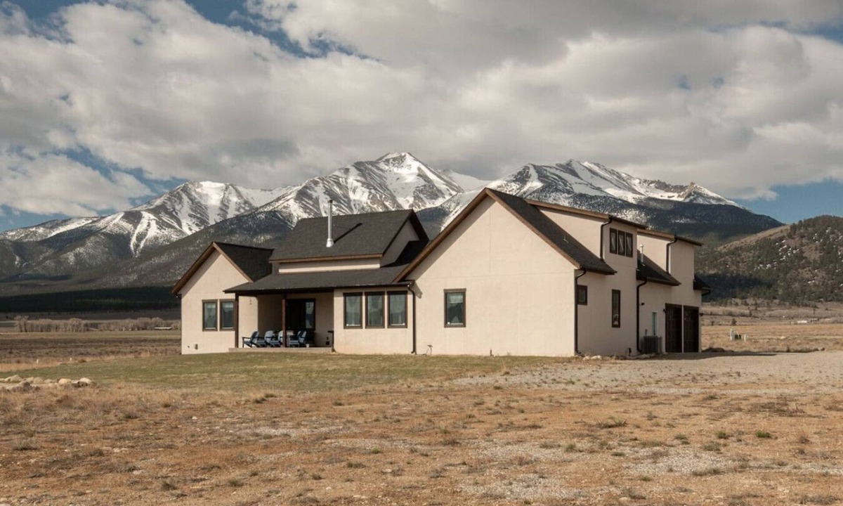 Buena Vista House | Dogs OK|AC|Hot Tub|Games & Theater|5 min to Barn