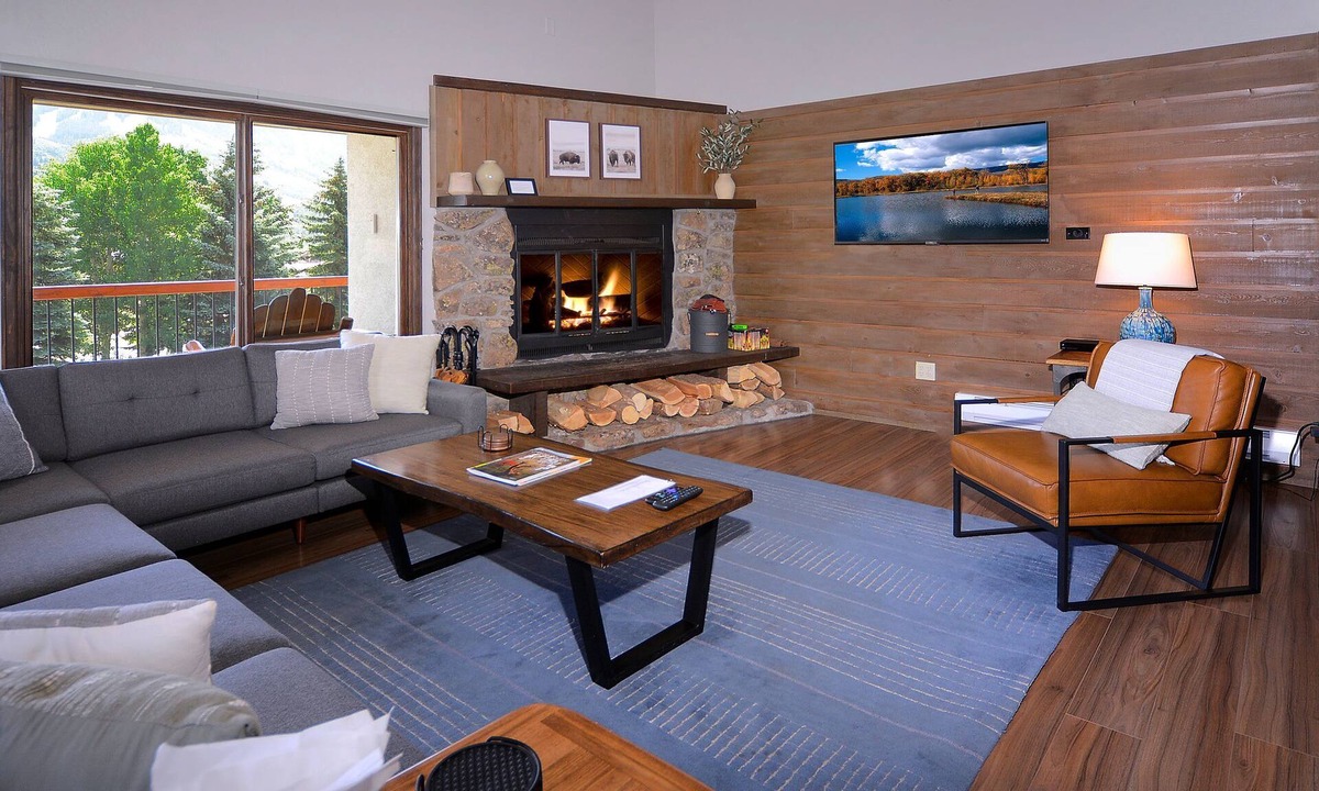 Mount Crested Butte Condo | Dogwood at Outrun - 3 BR, Hot tub, Shuttle