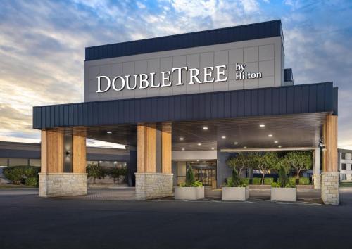 Manhattan Hotel | DoubleTree by Hilton Manhattan, KS