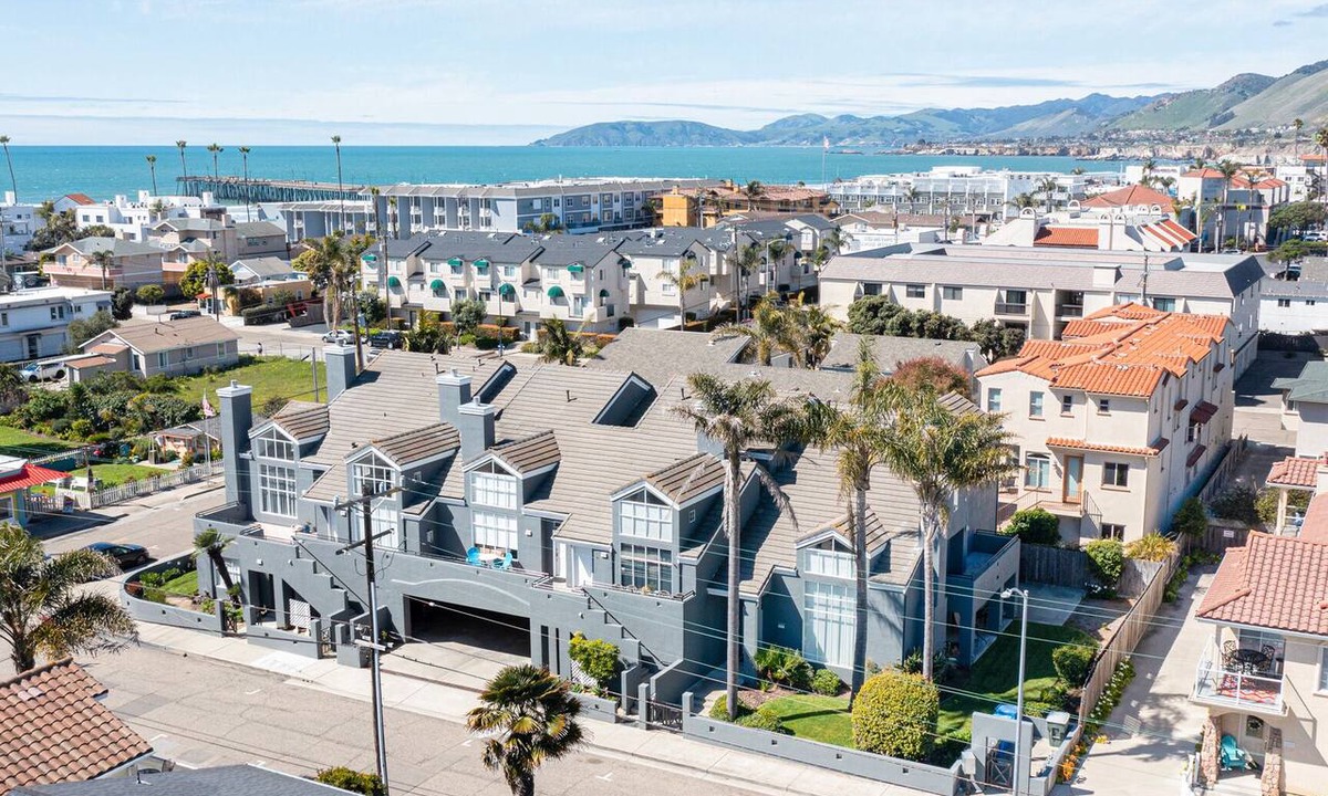 Downtown Condo | Downtown 2 Bedroom Condo- Block From The Beach With Yard!