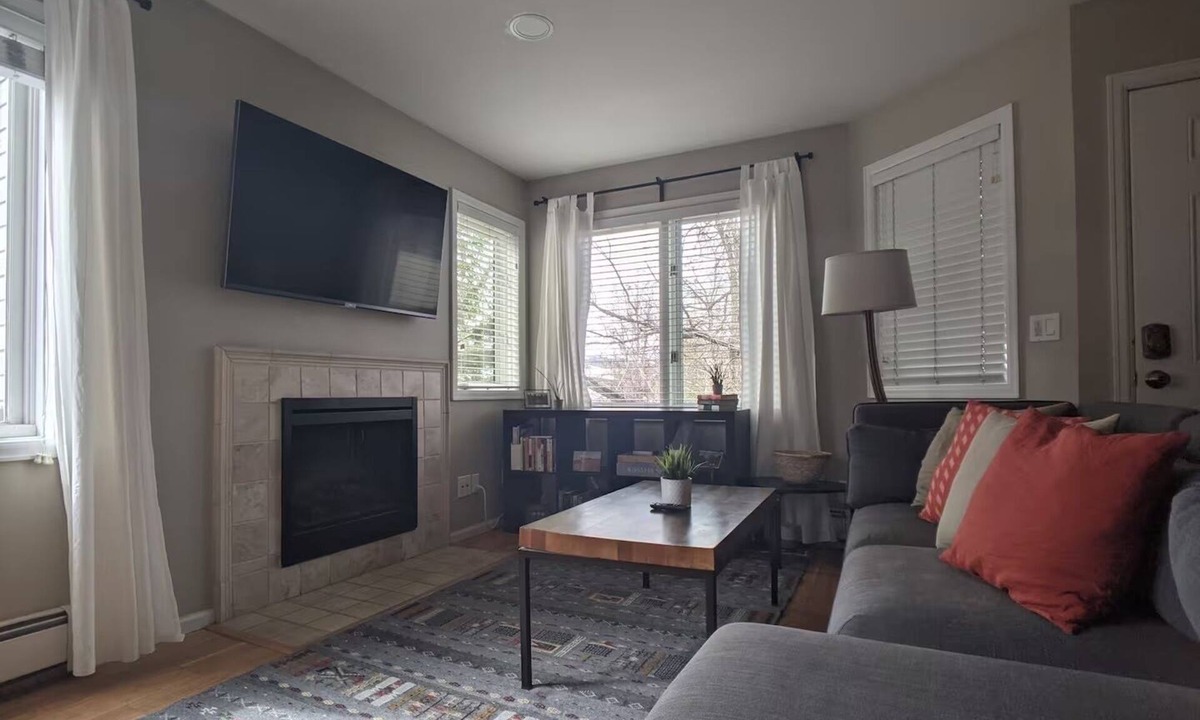 Goss - Grove Condo | Downtown Creekside Retreat