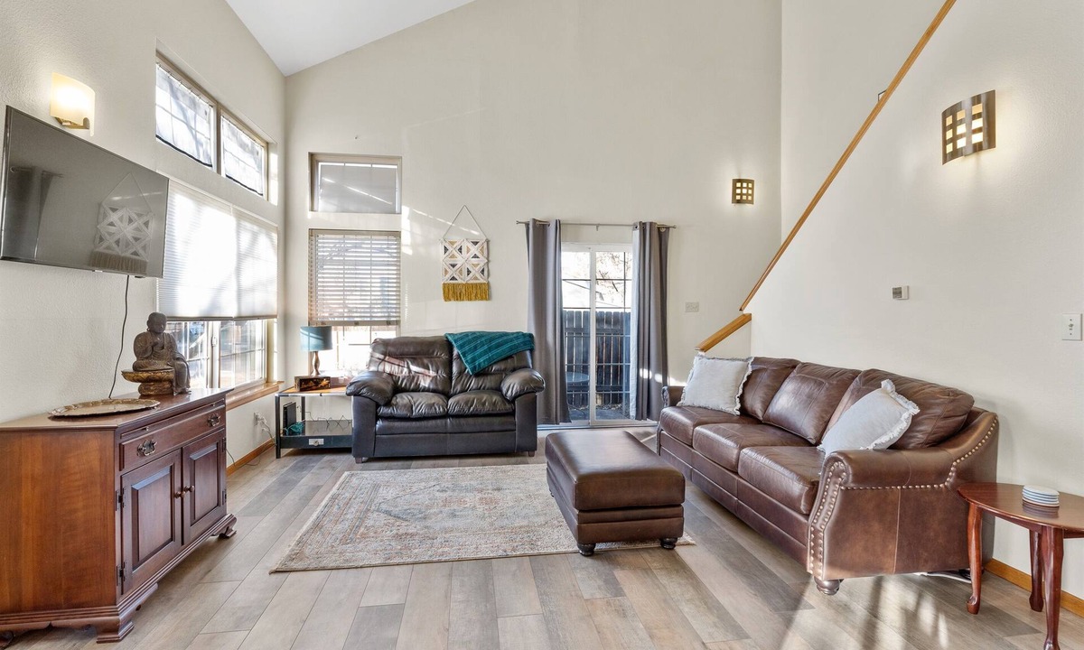 Loveland House | Downtown Getaway - Dog & Family Friendly!
