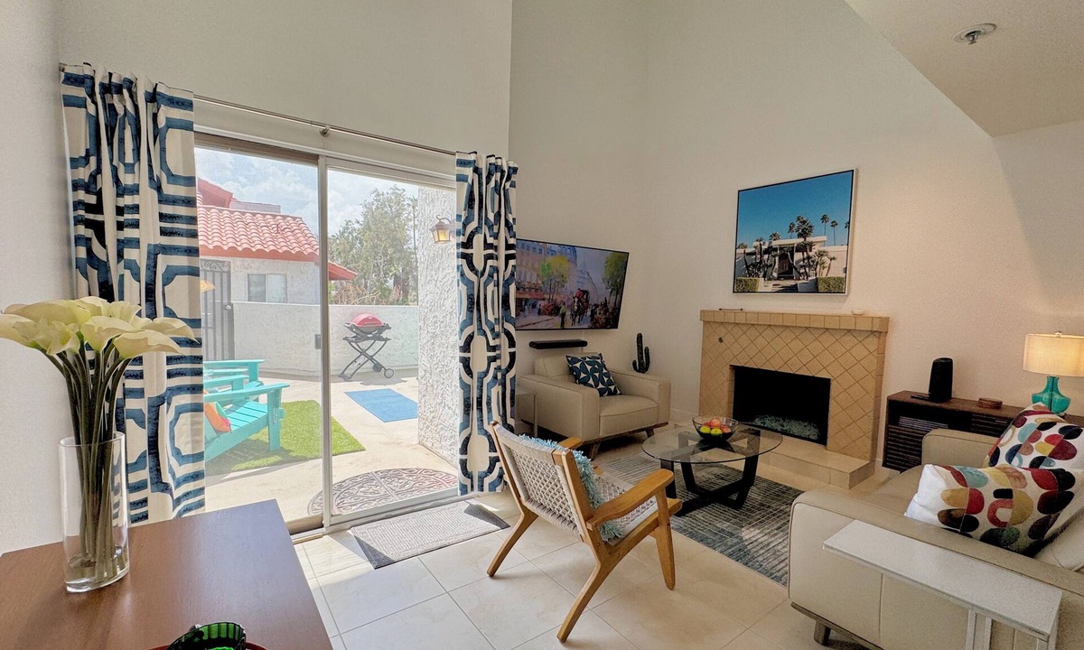 Baristo Condo | Downtown Palm Springs Holiday Loft – New Decor, View Patio, S/W Pools