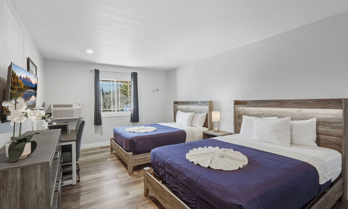 Pagosa Springs Hotel | Downtown Riverside 2 Queens | Hot Tub | Breakfast Included