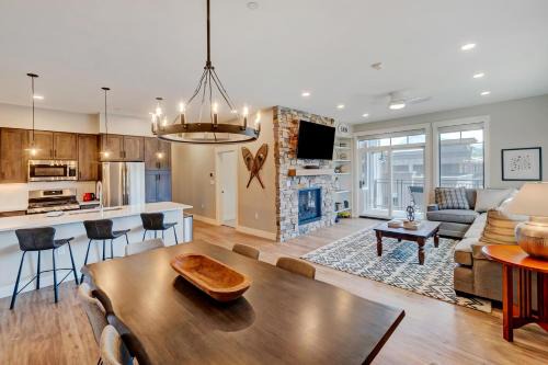 Winter Park House | Downtown WP Loft 308 I Huge Hot Tub I Great Views I Activity Program