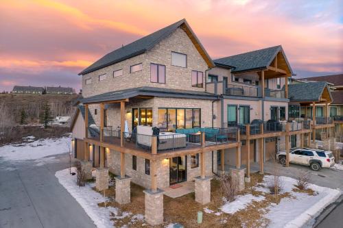 Fraser House | Downtown WP Villa 108 I Private Hot Tub I Great Views I Activity Program