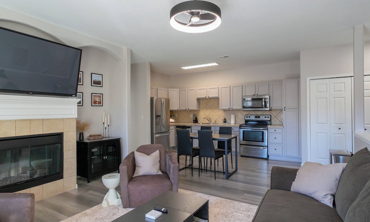 Aurora Condo | Dreamy 2-bedroom Saddlerock condo