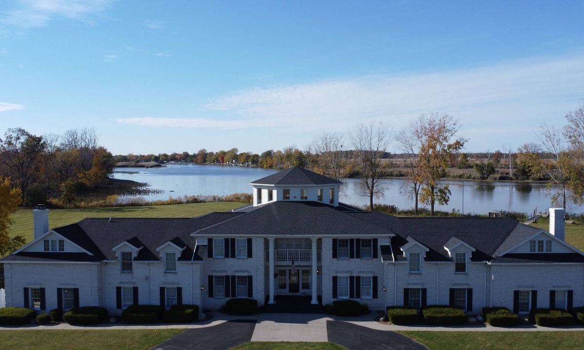 Fremont House | Eagle Isle Wings Spacious 8 bedroom Split Townhouse on the Sandusky River