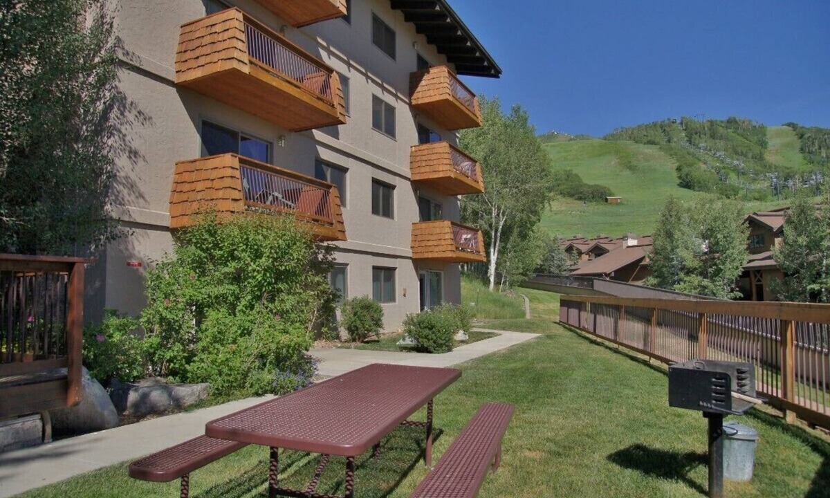 Steamboat Springs Condo | Easy Walk to Base Area Activities - Cozy Condo - Large Outdoor Hot Tub