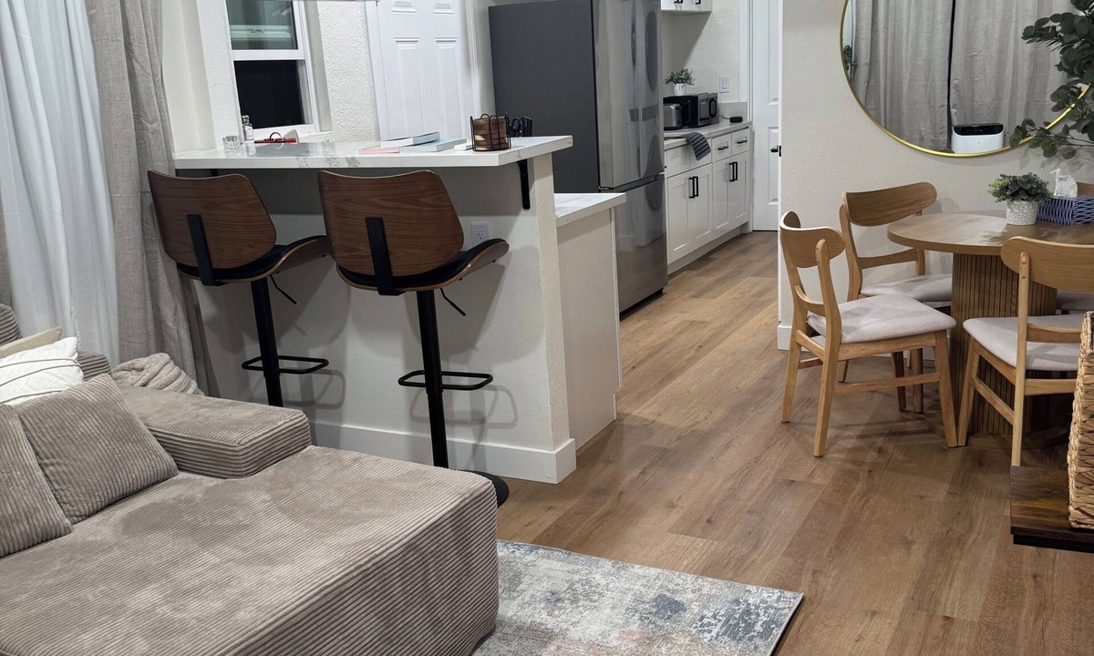 East Los Angeles House | ELA Chic 2 bedroom Retreat - Metro Link - 5 Miles from DTLA - FIFA Ready