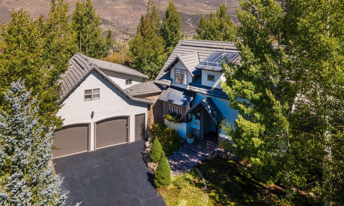 Cordillera House | Elegant Getaway | Hot Tub, Gourmet Kitchen | 20 Mins to Vail